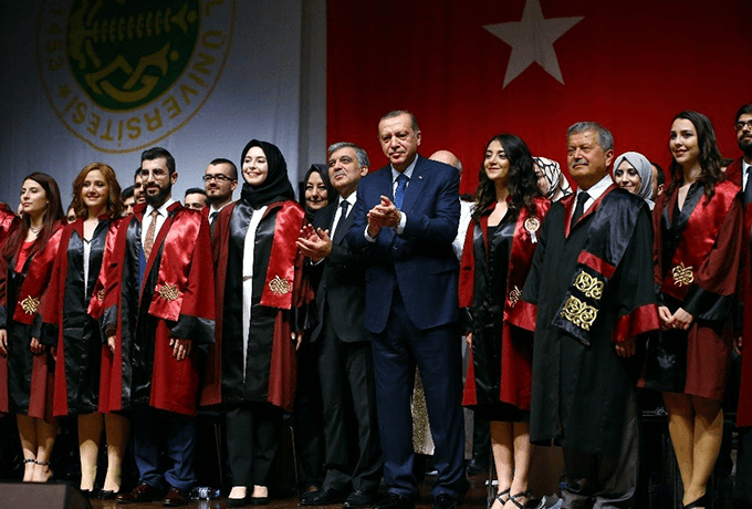 Sakaryalı Sevilay, diplomasını Cumhurbaşkanı'nın elinden aldı