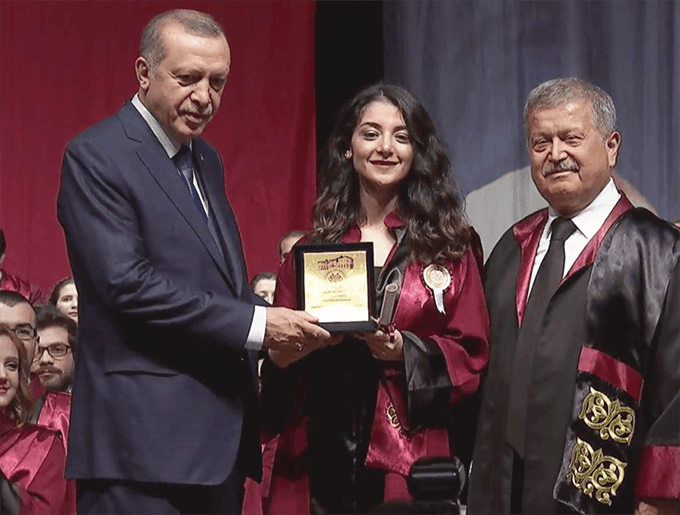 Sakaryalı Sevilay, diplomasını Cumhurbaşkanı'nın elinden aldı
