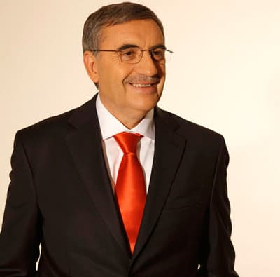 <font size="2"><font face="Arial"><strong><font color="#000000">Hizmetin En İyisini G&ouml;t&uuml;receğiz</font></strong><br /><br />Milletvekili Hasan Ali &Ccedil;elik ise, Ak Partili h&uuml;k&uuml;metler d&ouml;neminde k&ouml;ylerin problemlerinin &ccedil;&ouml;z&uuml;m&uuml;ne b&uuml;y&uuml;k &ouml;nem verildiğini belirterek, <font color="#333399">&quot;H&uuml;k&uuml;met olarak b&uuml;t&uuml;n şehirlerimize, b&uuml;t&uuml;n il&ccedil;elerimize, b&uuml;t&uuml;n beldelerimize, b&uuml;t&uuml;n k&ouml;ylerimize ve b&uuml;t&uuml;n mahallelerimize hizmetin en iyisini g&ouml;t&uuml;rme gayreti i&ccedil;erisinde olduk. T&uuml;rkiye'nin yaşadığı gelişme bu gayretlerimizin bir g&ouml;stergesidir. İnşallah parti olarak &ouml;n&uuml;m&uuml;zdeki se&ccedil;imleri de kazanacağız ve mahallelerimizin k&ouml;ylerimizin kalan problemlerine de &ccedil;&ouml;z&uuml;m &uuml;reteceğiz&quot;</font> diye konuştu. <br /><br />S&ouml;ğ&uuml;tl&uuml; Belediye Başkanı Ertuğrul &Ouml;zcan ise, b&ouml;yle bir toplantının ger&ccedil;ekleştirilmiş olmasından b&uuml;y&uuml;k mutluluk duyduğunu belirterek, S&ouml;ğ&uuml;tl&uuml;'de se&ccedil;imleri kazanacaklarını ifade etti.</font></font>