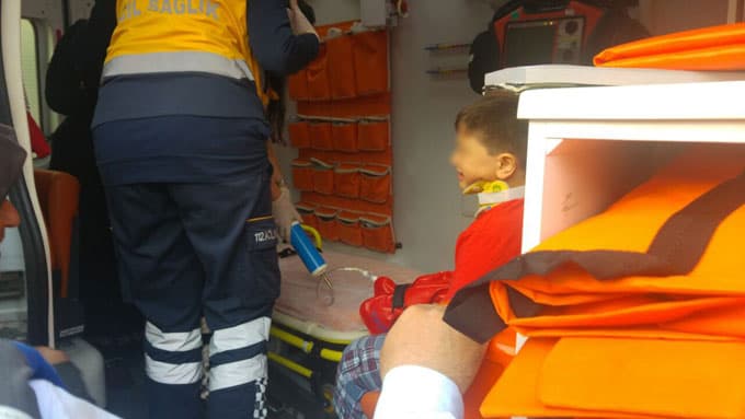 Bisikletle gezen 3 küçük çocuk, kamyonete çarptı