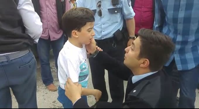 Bisikletle gezen 3 küçük çocuk, kamyonete çarptı