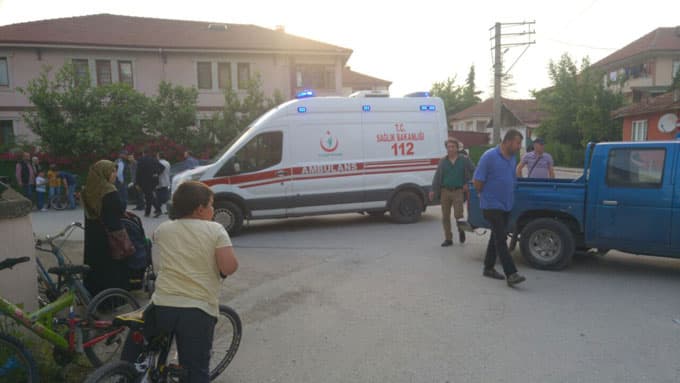 Bisikletle gezen 3 küçük çocuk, kamyonete çarptı