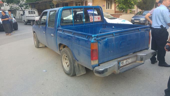 Bisikletle gezen 3 küçük çocuk, kamyonete çarptı
