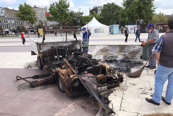 Kendi kamyonetini benzin döküp yaktı
