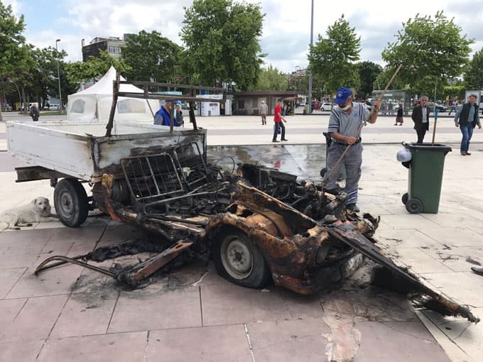 Kendi kamyonetini benzin döküp yaktı