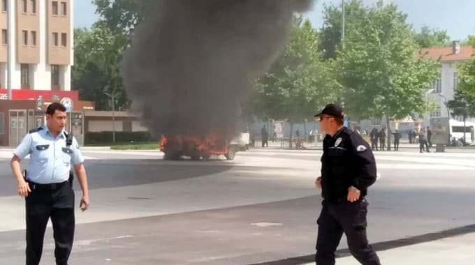 Kendi kamyonetini benzin döküp yaktı
