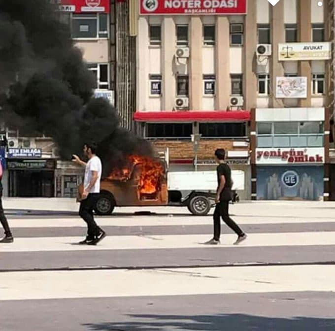 Kendi kamyonetini benzin döküp yaktı