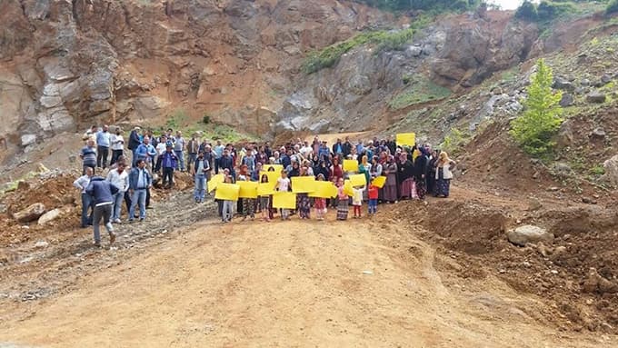 Mahalle sakinleri, maden ocağının önünde eylem yaptı