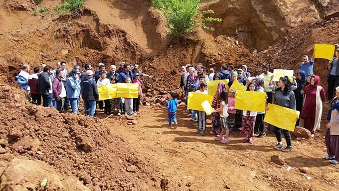 Mahalle sakinleri, maden ocağının önünde eylem yaptı