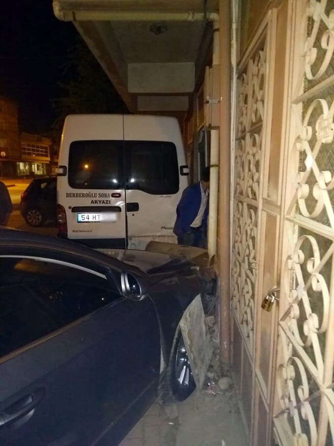 Otomobil, işyerinin vitrinine daldı