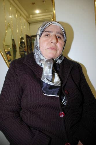 <strong><font face="arial,helvetica,sans-serif" size="2">Azmettirici Komşularına Yardım Etmişler</font></strong> <p><font face="arial,helvetica,sans-serif" size="2">&Ouml;ld&uuml;r&uuml;len kuyumcunun oğlu Murat Bilaloğlu ise komşularından bug&uuml;ne kadar hi&ccedil; ş&uuml;phe duymadıklarını s&ouml;yledi. Yardıma ihtiyacı olan komşusuna iş verdiğini ve ev alması i&ccedil;in 5 bin TL de para vermeyi d&uuml;ş&uuml;nd&uuml;ğ&uuml;n&uuml; kaydeden Bilaloğlu,<font color="#333399"> &quot;Kendisi karşı komşumuz. S&uuml;rekli olarak g&ouml;r&uuml;ş&uuml;rd&uuml;m.<strong> Kendisine cinayeti işleyenleri biliyor musun diye sorduğumlda bilsem s&ouml;ylemez miyim diyordu bana.</strong> Durumundan hi&ccedil;bir zaman ş&uuml;phelenmedim. Ramazan ayında iftara dahi &ccedil;ağırdım. Bize geldi, birlikte yemek yedik. Ablası yatalak hasta, annesi temizlik yapıyor. Babam ziynet eşyalarının tamir işini G&ouml;khan K.'ya vermiyordu. Başka yerlerde yaptırıyordu. Cinayetten 5 ay sonra paraya ihtiyacı olduğu i&ccedil;in tamir işlerini kendisine verdim. Bu arada aramızda yakınlık oluştu. Ev alacaktı, kredi kartının icralık olması nedeniyle bankalardan nasıl kredi alabileceğini soruyordu. Ben de <strong>'sana kredi vermezler &ccedil;&uuml;nk&uuml; &uuml;zerinde taşınmaz malın yok'</strong> diyordum. Haline acığıdım i&ccedil;in ev alması i&ccedil;in ona 5 bin TL para vermeyi d&uuml;ş&uuml;n&uuml;yordum. Kardeşine her g&uuml;n har&ccedil;lık verirdim. Sinsiymiş, kendini &ccedil;ok iyi saklamış. Durumundan hi&ccedil; ş&uuml;phelenmedim. D&uuml;kkanına tipi bozuk adamlar geliyordu, ama durumundan hi&ccedil;bir zaman ş&uuml;phelenmedim. Arabası dahi varmış, durumunu benden gizlemişler. G&ouml;zaltına alındığı cuma g&uuml;n&uuml; kendine yeni bir ev almış. G&ouml;zaltına alındığını g&ouml;rd&uuml;ğ&uuml;m halde durumundan ş&uuml;phelenmedim. Başka bir su&ccedil;tan g&ouml;zaltına alındığını d&uuml;ş&uuml;nd&uuml;m.&quot; </font>şeklinde konuştu.&nbsp;&nbsp; </font></p>