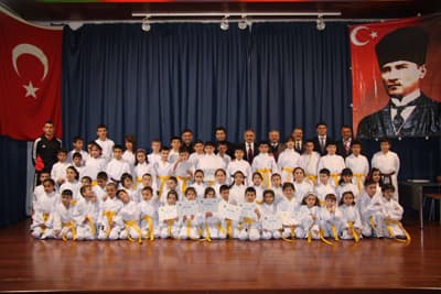 <font face="Arial" size="2" color="#000000"><strong>İnanıyoruz ki Daha Nice B&uuml;şralar &Ccedil;ıkacaktır</strong></font><br /><br /><font face="Arial" size="2">Saygı duruşu ve İstiklal Marşı'nın okunmasıyla başlayan programda konuşan T&uuml;rkiye Karate Federasyonu Y&ouml;netim Kurulu &Uuml;yesi Meydan Kobaş, Hendek'teki g&uuml;zel tabloyu her yerde &ouml;rnek g&ouml;sterdiklerini belirterek, <font color="#333399">&quot;Spora verilen destek ve emekler &ccedil;ok &ouml;nemli. Hendek'teki bu başarıda belediye başkanı, antren&ouml;r ve ailelerin b&uuml;y&uuml;k emekleri vardır. Atılan bu temellerin meyvelerini bug&uuml;n &ouml;ğrencilerimiz &ccedil;ok g&uuml;zel bir şekilde vermektedirler. İnanıyoruz ki daha nice B&uuml;şralar &ccedil;ıkacaktır. T&uuml;m sporcularımız başarıları ve performanslarıyla birer B&uuml;şra olmaya adaylar. &Ccedil;ocuklarımızı spordan koparmadan her birini geliştirebiliriz.Onların sağlam ayaklar &uuml;zerinde durmalarını sağlayabiliriz. Spor da bunun bir par&ccedil;asıdır&quot; </font>dedi.</font>