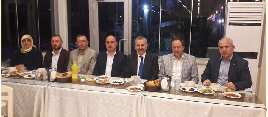 Ak Partililer Geyve'de iftarda bir araya geldi