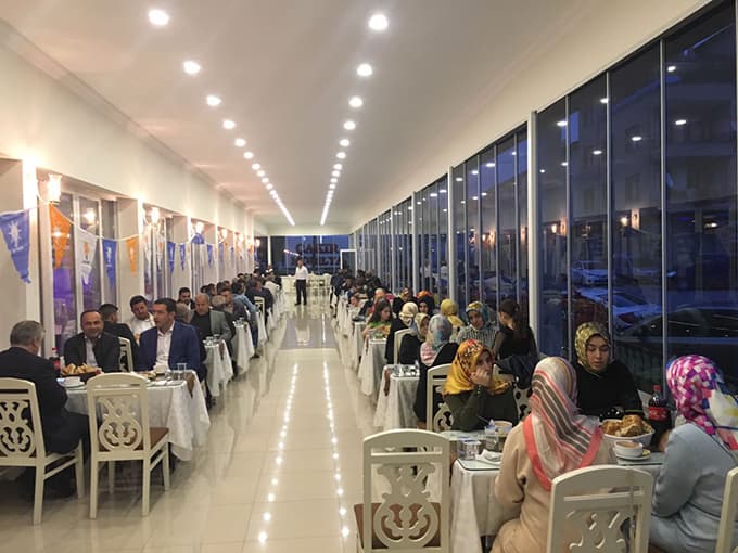 Ak Partililer Geyve'de iftarda bir araya geldi