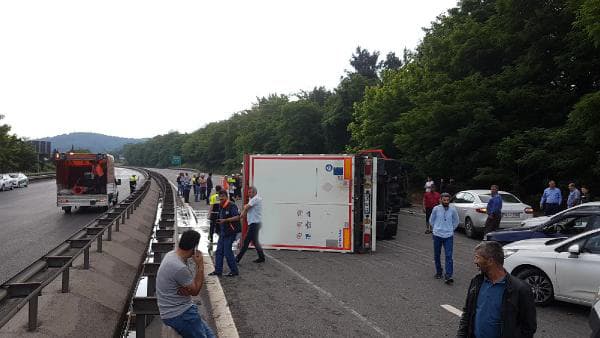 Şeker yüklü TIR devrildi, TEM'de trafik felç oldu