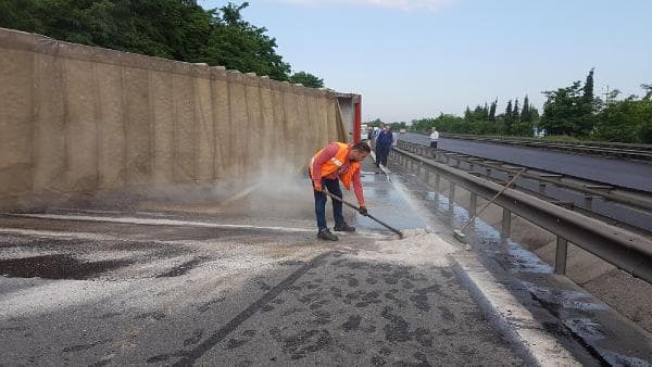 Şeker yüklü TIR devrildi, TEM'de trafik felç oldu