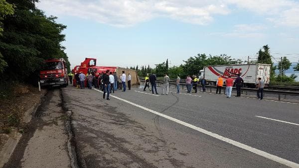 Şeker yüklü TIR devrildi, TEM'de trafik felç oldu
