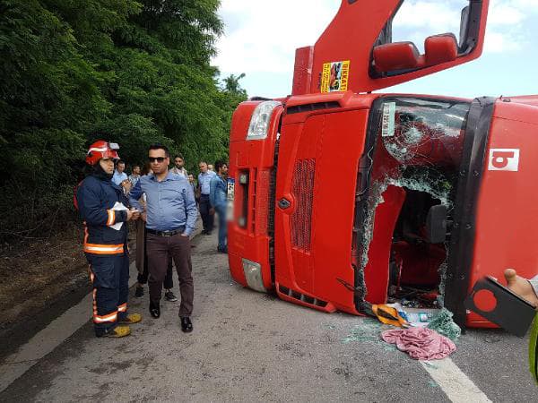 Şeker yüklü TIR devrildi, TEM'de trafik felç oldu