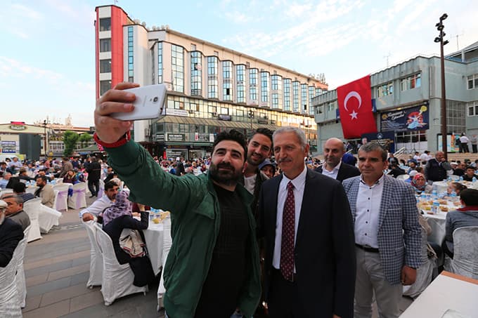 Adapazarı'ndaki ilk halk iftarı belediye önünde yapıldı