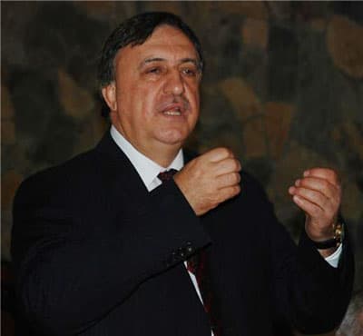 <strong><font face="Arial" size="2">SE&Ccedil;İM ARİFESİNDE HAKSIZ KREDİ</font></strong> <p><font size="2"><font face="Arial">Sakarya&rsquo;da herkesin AKP&rsquo;li belediyeler tarafından haksızlığa uğradığını ifade eden MHP&rsquo;li To&ccedil;oğlu; &ldquo;Sakarya&rsquo;da d&uuml;z ve hilesiz d&uuml;ş&uuml;nen, hi&ccedil;bir &ccedil;ıkarı olmayan kimse, AKP&rsquo;nin adaylarına oy veremez ve vermemelidir. 29 Mart se&ccedil;imlerine 18 g&uuml;n olmasına rağmen Sakarya B&uuml;y&uuml;kşehir Belediyesi Vakıflar Bankası&rsquo;ndan 17 Trilyon TL kredi &ccedil;ektiğini &ouml;ğrenmiş bulunuyoruz. B&uuml;t&uuml;n hesaplarını kapatması gereken ve 350 Trilyon TL borcu olan, B&uuml;y&uuml;kşehir Belediyesi&rsquo;nin Se&ccedil;ime 18 g&uuml;n kala 17 Trilyon TL kredi &ccedil;ekmesi adil değildir ve bu da se&ccedil;im arifesinde d&uuml;ş&uuml;nd&uuml;r&uuml;c&uuml; bir durumdur&rdquo; dedi.</font></font></p>