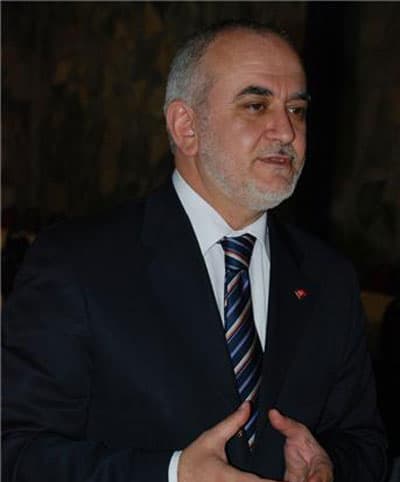 <strong><font face="Arial" size="2">BAŞKANDAN HESAP SORACAĞIZ</font></strong> <p><font face="Arial" size="2">Sakaryaspor adı altında, imar değişikliği yapılarak, para toplanıldığını iddia eden MHP&rsquo;li To&ccedil;oğlu; <font color="#333399">&ldquo;Yenikent yolunda, bazı yerlerde, imar değişikliği yapılarak, Sakaryaspor adı altında para toplanılmıştır. Bu para toplayan, belediye yetkilileri Paşak&ouml;y Cezaevi&rsquo;nde yatmaktadır. Aynı g&ouml;lden aynı suyu kullanan İzmit&rsquo;te su ucuzken, Sakarya&rsquo;da ise pahalı, bu olayı da g&ouml;reve geldiğimizde &ccedil;&ouml;zerek, su fiyatlarını indireceğiz. Teminat mektubuyla, kendi yandaşlarına benzin istasyonu yeri ve otel arsası alan ve d&ouml;rt d&uuml;kkan parasına, katlı pazaryerini satan belediye başkanından hesap soracağız&rdquo;</font> diye konuştu.</font></p>