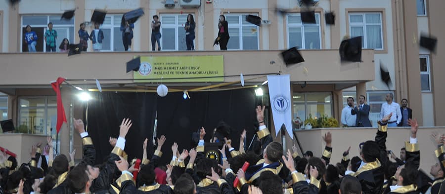 IMKB Mehmet Akif Ersoy Lisesi'nde coşkulu mezuniyet