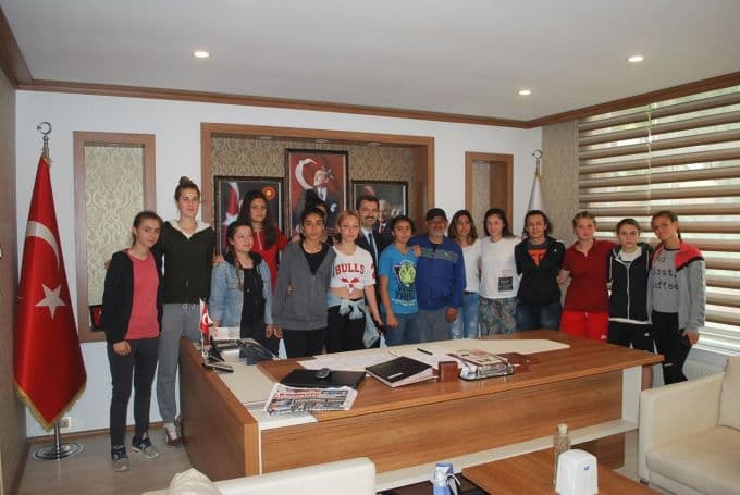 Bayan futbol takımından Başkan Acar'a ziyaret