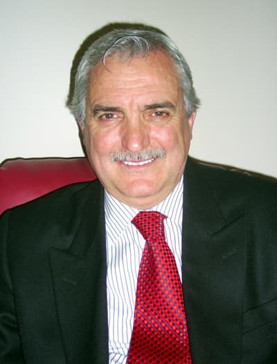 <p><font face="arial,helvetica,sans-serif" size="2">B&uuml;y&uuml;kşehir Belediyesi&rsquo;nin T&uuml;rkiye&rsquo;nin 3 nc&uuml; bor&ccedil;lu belediyesi olduğunu &ouml;ne s&uuml;ren &Ccedil;avdaroğlu, <font color="#333399">&ldquo;Ya hizmet vermezsiniz, ya da borcu &ouml;dersiniz..T&uuml;rkiye&rsquo;de Merkez Bankasınca d&ouml;vizler satılmaya başladı. Bu da tehlikeli gidişat demektir. Bu durumda hazinenin sizin bor&ccedil;larınızı &uuml;stlenmesi s&ouml;zkonusu olamaz. Siz bor&ccedil;ları &ouml;deyeceksiniz ama, halka hizmet yapamayacaksınız&hellip;Bunlar hem hizmet yapamadılar, hem de halkı bor&ccedil;landırdılar&rdquo;</font> dedi.</font></p><p><font face="arial,helvetica,sans-serif" size="2"><strong>Ulaşılabilir Olacağım</strong></font></p><p><font face="arial,helvetica,sans-serif" size="2"><font color="#333399">&ldquo;Başkan se&ccedil;ildiğim takdirde ulaşılabilir başkan olacağım&rdquo;</font> diyen&nbsp; &Ccedil;avdaroğlu<font color="#333399">,&rdquo;Kapımız Erenler Belediye Başkanlığım d&ouml;neminde de halka a&ccedil;ıktı, yine &ouml;yle olacak. Resmi aracımı bile doğru d&uuml;r&uuml;st kullanmadım. Sakarya&rsquo;lı aydın insandır, tercihini doğru yapacaktır&rdquo;</font> şeklinde konuştu.</font></p><p><font face="arial,helvetica,sans-serif" size="2"><font color="#333399">&ldquo;Se&ccedil;imlerde para değil, inan&ccedil; kazanacak&rdquo;</font> diyen &Ccedil;avdaroğlu, se&ccedil;im i&ccedil;in belediye b&uuml;t&ccedil;elerinden harcama yapılmasına tepki g&ouml;stererek, <font color="#333399">&ldquo;Oysa Saadet Partisinin t&uuml;m se&ccedil;im masrafları parti b&uuml;t&ccedil;esinden harcanıyor&rdquo;</font> dedi.</font></p><p><font face="arial,helvetica,sans-serif" size="2"><strong>Harun Gibi Gelip Karun Gibi Gitmeyeceğiz</strong></font></p><p><font face="arial,helvetica,sans-serif" size="2"><font color="#333399">&ldquo;Biz Harun gibi gelip Karun gibi gitmeyeceğiz&rdquo;</font> diyen Ulvi &Ccedil;avdaroğlu,<font color="#333399"> &ldquo;Bunlar Peygamber edasıyla Harun gibi geliyorlar, ama Karun gibi zenginleşip gidiyorlar. T&uuml;rk toplumu bunu kabul etmiyor&rdquo;</font> şeklinde konuştu.</font></p><p><font face="arial,helvetica,sans-serif" size="2"><strong>Gen&ccedil; Parti Kavmiyeci</strong></font></p><p><font face="arial,helvetica,sans-serif" size="2">MHP&rsquo;yi destekleme y&ouml;n&uuml;nde karar alan Gen&ccedil; Parti&rsquo;yi de eleştiren &Ccedil;avdaroğlu, <font color="#333399">&ldquo;Gen&ccedil; Parti kavmiyeci bir partidir.. Ona bakarsınız ben de Bosna Hersek Yardımlaşma Derneği b&uuml;nyesindeyim. Ben de Rumeli k&ouml;kenli, Saray Bosna g&ouml;&ccedil;meni bir ailenin &ccedil;ocuğuyum. Eğer kavmiyecilik &ouml;n plandaysa o zaman Gen&ccedil; Partililer bana da oy vermeliler&rdquo;</font> dedi.</font></p>