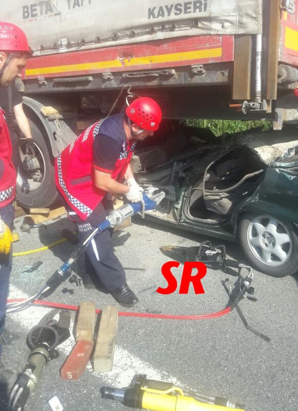 Otomobil TIR'ın altına girdi