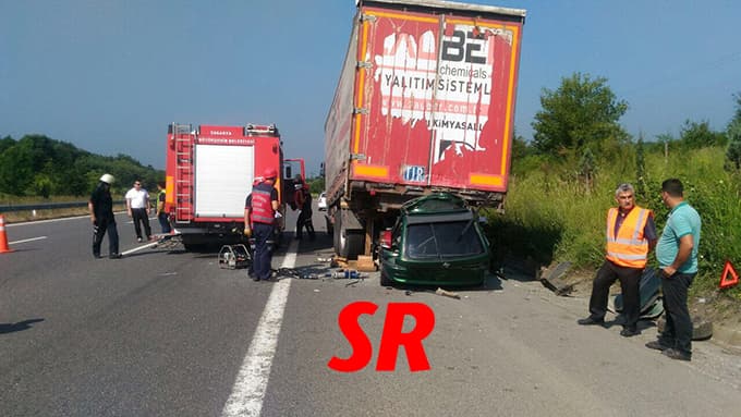 Otomobil TIR'ın altına girdi