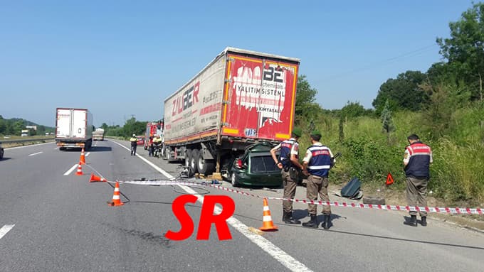Otomobil TIR'ın altına girdi