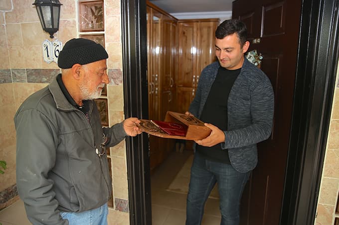 Okuntu geleneğini Sakaryalı Mehmet amca yaşatıyor