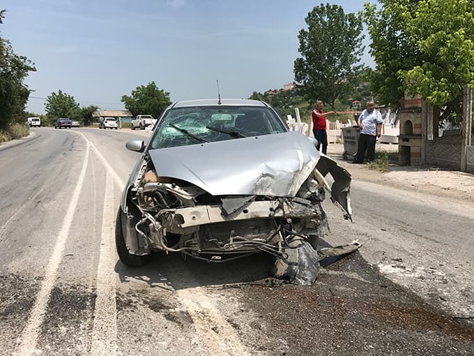 Kaza yapan sürücü polisi görünce kaçtı