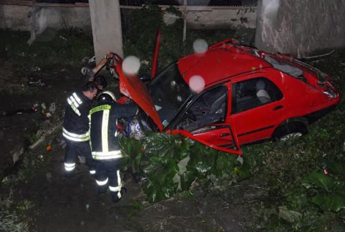 Otomobille 8 metre yükseklikten düştüler