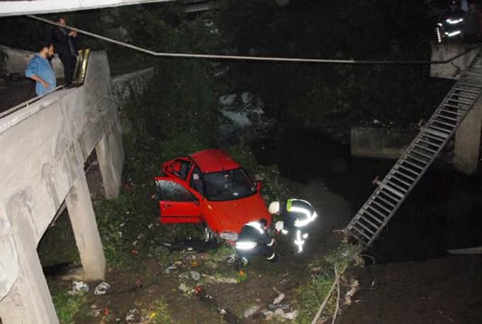 Otomobille 8 metre yükseklikten düştüler