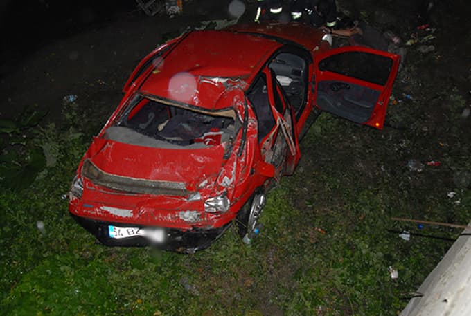 Otomobille 8 metre yükseklikten düştüler