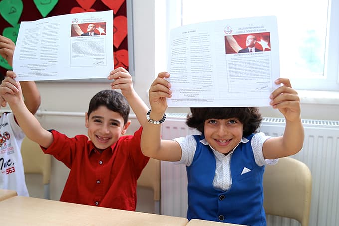 Mülteci öğrencilerin karne heyecanı