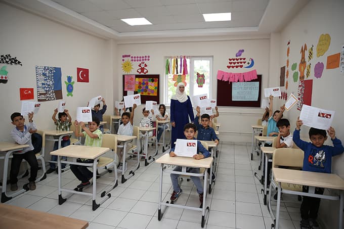 Mülteci öğrencilerin karne heyecanı