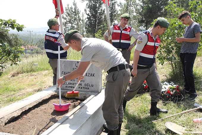 Şehidin bakımsız mezarını jandarma ekipleri yeniledi