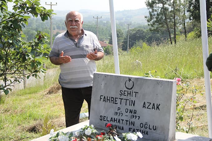 Şehidin bakımsız mezarını jandarma ekipleri yeniledi