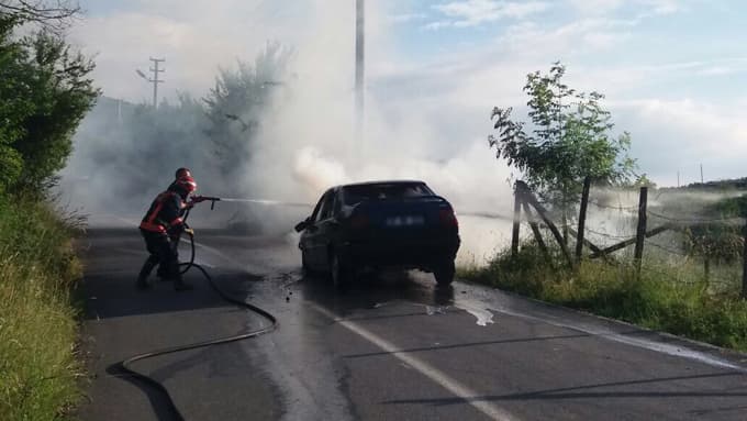 Seyir halindeki otomobil alev aldı