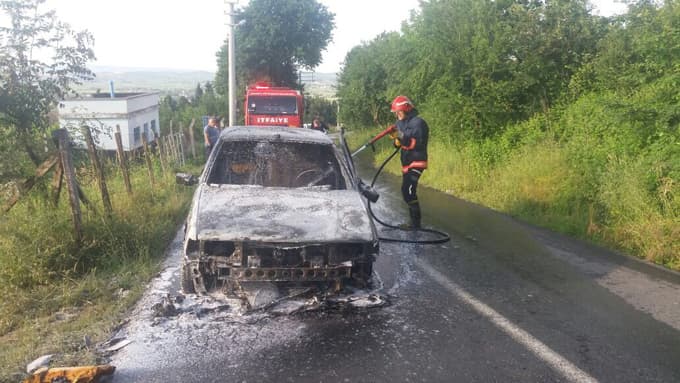 Seyir halindeki otomobil alev aldı