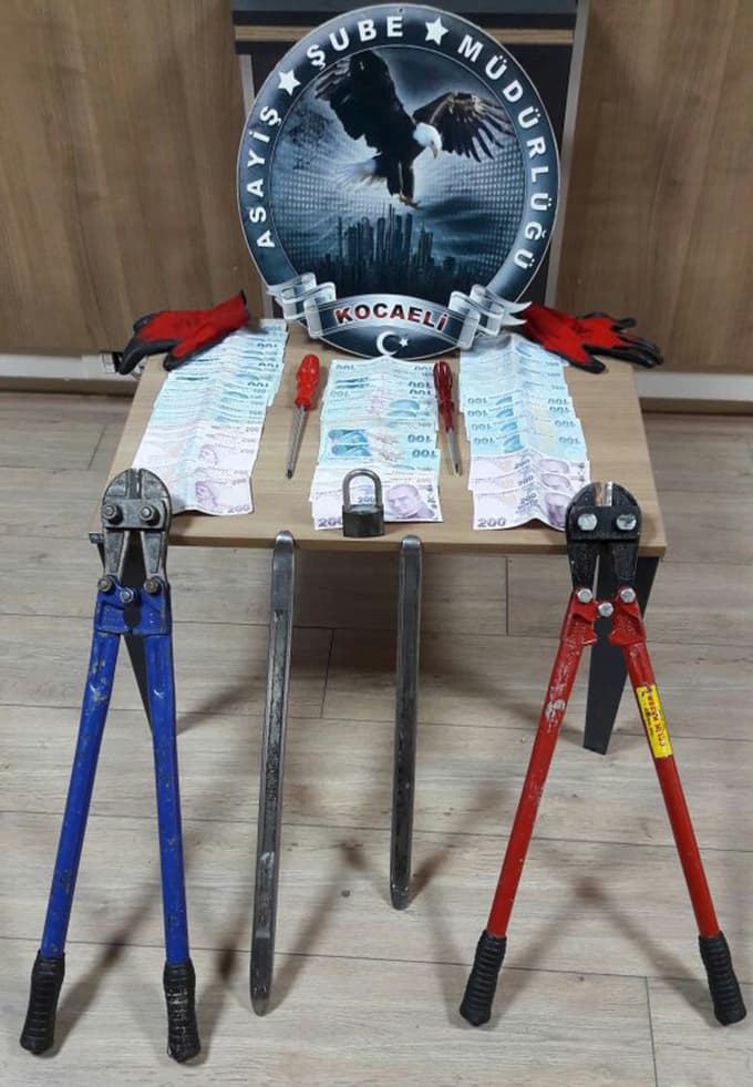 Akü hırsızları tutuklandı