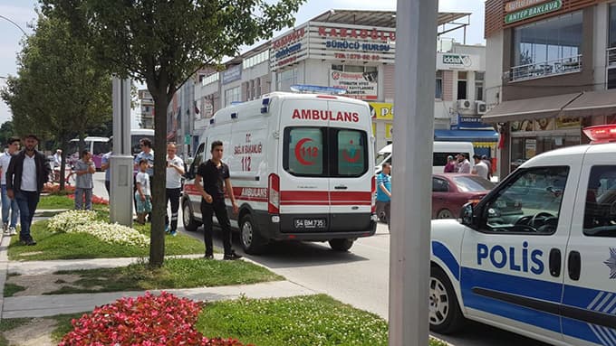 Karşıdan karşıya geçen 2 kadına çarptı