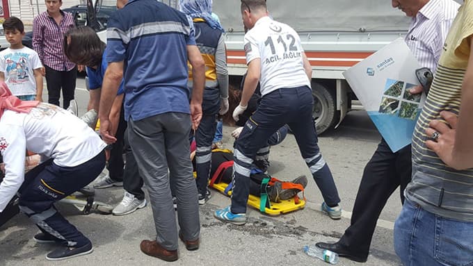 Karşıdan karşıya geçen 2 kadına çarptı