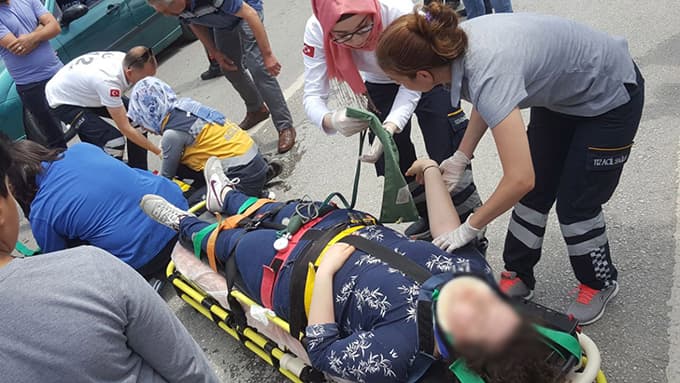 Karşıdan karşıya geçen 2 kadına çarptı