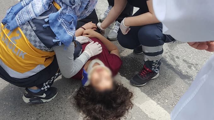 Karşıdan karşıya geçen 2 kadına çarptı
