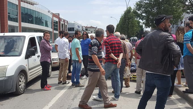 Karşıdan karşıya geçen 2 kadına çarptı