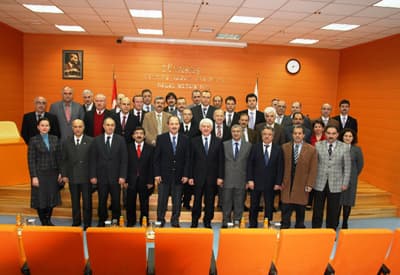 <strong><font color="#000000"><font face="Arial" size="2">Acı-Tatlı Pek &Ccedil;ok Anımız Oldu</font><br /></font></strong><br /><br /><font face="Arial" size="2">İbrahim Ertiryaki, <font color="#333399">&ldquo;Sayın Aziz Duran, ilimizde on beş yıl s&uuml;reyle, yaklaşık iki d&ouml;nemi b&uuml;y&uuml;kşehir olmak &uuml;zere, en uzun s&uuml;re belediye başkanlığı yapan tek kişidir. G&ouml;revde olduğu s&uuml;re boyunca Sakarya&rsquo;mızda &ouml;nemli hizmetler ger&ccedil;ekleştirmiştir. </font><font color="#333399">Aziz Bey&rsquo;in &uuml;&ccedil; d&ouml;nem belediye başkanlığında, ilk ve belki de en zor d&ouml;neminde birlikte &ccedil;alıştık. Acı-tatlı pek &ccedil;ok anımız oldu.&rdquo;</font> dedi. </font><p><font face="arial,helvetica,sans-serif" size="2">İbrahim Ertiryaki&rsquo;nin ardından k&uuml;rs&uuml;ye &ccedil;ıkan Aziz Duran, T&Uuml;VASAŞ&rsquo;ın Sakarya i&ccedil;in simgesel bir değer taşıdığına değindi. T&Uuml;VASAŞ&rsquo;ın başarılı &ccedil;alışmalarını takip ve takdir ettiklerini ifade etti. </font></p>