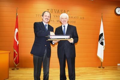 <p><font face="arial,helvetica,sans-serif" size="2"><strong>Vagon Maketi Hediye Edildi</strong></font></p><p><font face="arial,helvetica,sans-serif" size="2">Aziz Duran,<font color="#333399"> &ldquo;Bug&uuml;n ger&ccedil;ekleşen pek &ccedil;ok &ccedil;alışmanın projelerini İbrahim Bey ile birlikte &ccedil;alıştığımız d&ouml;nemde yaptık. O g&uuml;nlerin zorlu şartlarında şehir i&ccedil;in &ouml;nemli &ccedil;alışmalar ger&ccedil;ekleştirdik.&rdquo;</font> dedi.&nbsp; </font></p><p><font face="arial,helvetica,sans-serif" size="2">Toplantının ardından T&Uuml;VASAŞ Genel M&uuml;d&uuml;r İbrahim Ertiryaki tarafından, Aziz Duran&rsquo;a vagon maketi hediye edildi.<br /></font></p>
